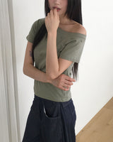シャシャスタッデッドリベットアンバランシードオフショルダーショートスリーブTシャツ