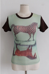DOTTED HORSE GRAPHIC SLIM TEE