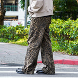 レトロなヒョウ柄のデニムパンツ