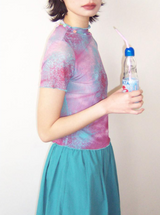 A short-sleeved T-shirt with a half-high collar, regular shoulders, printed patterns, and lace elastic ear-shaped trims.