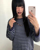 ズリストライプパターンラウンドネックルーズフィットロングスリーブニット