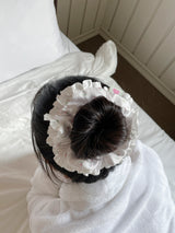 Winter rose scrunchie (pattern)