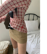 チェリーレッドチェクオフショルダーシャーリングスリムフィットロングスリーブTシャツ (Red)