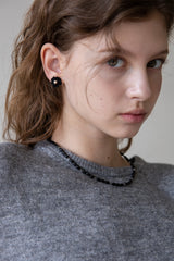Gleaming knit flower earring (Black)