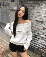 ジューンオフショルダールーズフィットロングスリーブニット