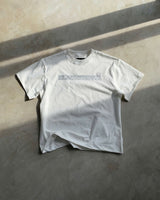 KMC "PRETENCIOUS" ホワイトボクシーフィットTシャツ