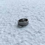 バーティカル エングレーブド ワイド リング