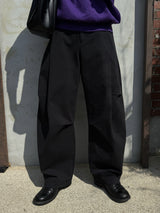 Unbalanced pintuck curved pants