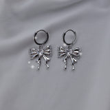 [IZNA ココ Piercing] メルティングリボンハギーズピアス - Silver Color