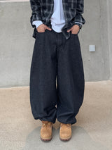 色褪せないバルーンデニムパンツ