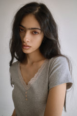 26SS★ LACE TRIM V-NECK T-SHIRT