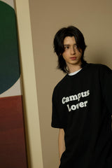 エンボスキャンパスラバーブラックショートスリーブTシャツ [Unisex]
