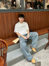 KMC "PRETENCIOUS" ホワイトボクシーフィットTシャツ