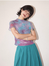 A short-sleeved T-shirt with a half-high collar, regular shoulders, printed patterns, and lace elastic ear-shaped trims.