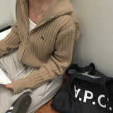[BELLIDE MADE] ペンダント付きケーブルニットジップアップ
