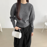 セミクロップドニットウェア for in-between seasons