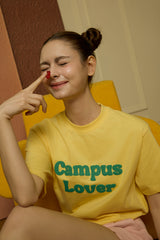 エンボスキャンパスラバーイエローショートスリーブTシャツ [Unisex]