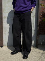 Unbalanced pintuck curved pants