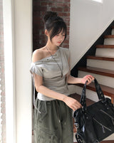 ロエアイレットストラップアンバランスショルダーTシャツ