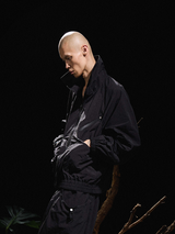 RELABEL 24AW Bug-Owned Form Black Half-High Stand-Up Collar Bat-Sleeve Silhouette Printed Jacket
