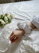 Winter rose scrunchie (pattern)