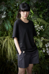 ESSENTIAL PLEAT U-NECK 1/2 TEE (Black)