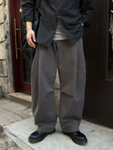 Unbalanced pintuck curved pants