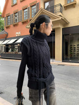 タートルネックツイストストラップスリーブレスニットウェア