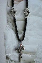 black chic cross necklace | 블랙 체인 장미 십자가 목걸이