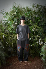 EエッセンシャルプリーツUネック 1/2 Tシャツ (Charcoal)