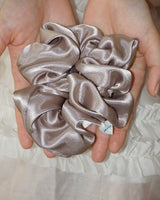 MOCHA MOUSSUE RILL HAIR SHUSHU SCRUNCHIE 2PS SET