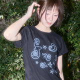 グリッター メイジー ロゴ Tシャツ (Black) F25QB125