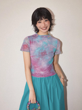 A short-sleeved T-shirt with a half-high collar, regular shoulders, printed patterns, and lace elastic ear-shaped trims.