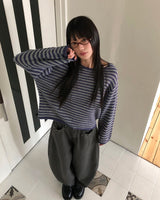 ズリストライプパターンラウンドネックルーズフィットロングスリーブニット