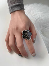 Black flower point ring