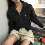 [BELLIDE MADE] ペンダント付きケーブルニットジップアップ