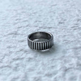 バーティカル エングレーブド ワイド リング