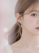 [Jo Yuri Earrings] リトルバレットリボンハグピアス - シルバーカラー
