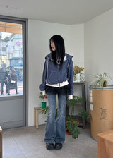 グレーのローブーツカットデニム