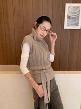 タートルネックツイストストラップスリーブレスニットウェア