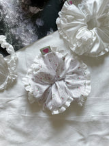 Winter rose scrunchie (pattern)