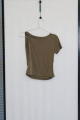 アシンメトリックツイステッドショルダートップ (Light Khaki)