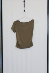 アシンメトリックツイステッドショルダートップ (Light Khaki)