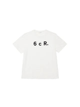 6CRAYON ホワイトボックスフィットTシャツ オフネック フロックプリント（black logo）