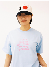 カーリーテキストTシャツ - ライトブルー