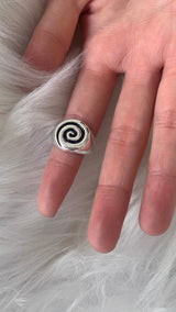 Flat spiral bold ring
