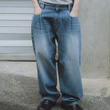 One tuck wide tapered denim pants / Light blue
