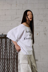 レタリング オーバーサイズ ワンショルダー Tシャツ-ホワイト