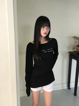クメンレタリングリップネックスリムロングスリーブTシャツ
