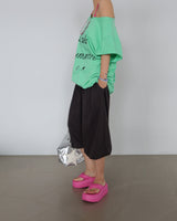 Eye lettering off-shoulder boxy short-sleeved T-shirt